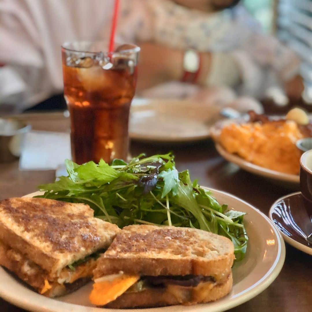 藤川沙弥のインスタグラム：「𓃟♥﻿ ﻿ 可愛い親子とlunch date💋﻿ 束の間の癒し時間でした☺️🌿﻿ ﻿ そして、食べた分﻿ @seigi_0820 トレーニングへ🏋️‍♀️﻿ ﻿ この日は腹筋、ヒップアップと﻿ 足を綺麗に真っ直ぐにする為に﻿ 下半身の裏側を鍛えるトレーニングも‼︎﻿ これちゃんと使えてない筋肉が伸びて﻿ めっちゃ気持ちよかった。﻿ 終った後は安定の小鹿です。🦌﻿ 単純に鍛える、というよりも﻿ その人の身体のバランスに合わせて﻿ トレーニングを提案してくれるので﻿ 本当に安心してお任せできる、﻿ トレーナーさんです！！💪🏻﻿ ﻿ 体験もあるのでお気軽にDMしてみてね♥︎﻿ ⇨ @seigi_0820 ﻿」
