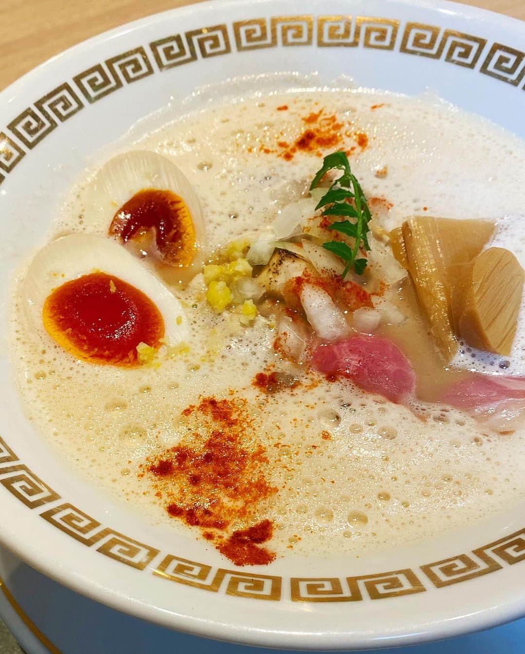 ゆいこ ◡̈♥︎さんのインスタグラム写真 - (ゆいこ ◡̈♥︎Instagram)「⋄﻿ ﻿ ﻿ こないだ 食べたラーメンが美味しかった♥﻿ 美味しすぎて 目を見開いてるけど﻿ 「美味しい」の表情まちがってるな 🤔笑﻿ ﻿ ﻿ ﻿ ﻿ データフォルダ見てたら﻿ また たべたいなぁ、って思ったので 投稿 🍜 ﻿ ﻿ ﻿ 新大阪にある﻿ @marusan156﻿ ﻿ 鯛白湯ラーメン ♥﻿ ﻿ ﻿ ﻿ 魚くささは 一切なくて﻿ スープが とろっと、しっかり味なのに﻿ 胃もたれせず さらっと食べれる系 ←﻿ ﻿ ﻿ ﻿ ﻿ この時間のラーメンて﻿ なんでこんなにも 魅力的に見えるんだろう。笑﻿ ﻿ ﻿ ﻿ ﻿ #ラーメン#鯛ラーメン#白湯ラーメン #新大阪」3月9日 0時01分 - yuiko__h