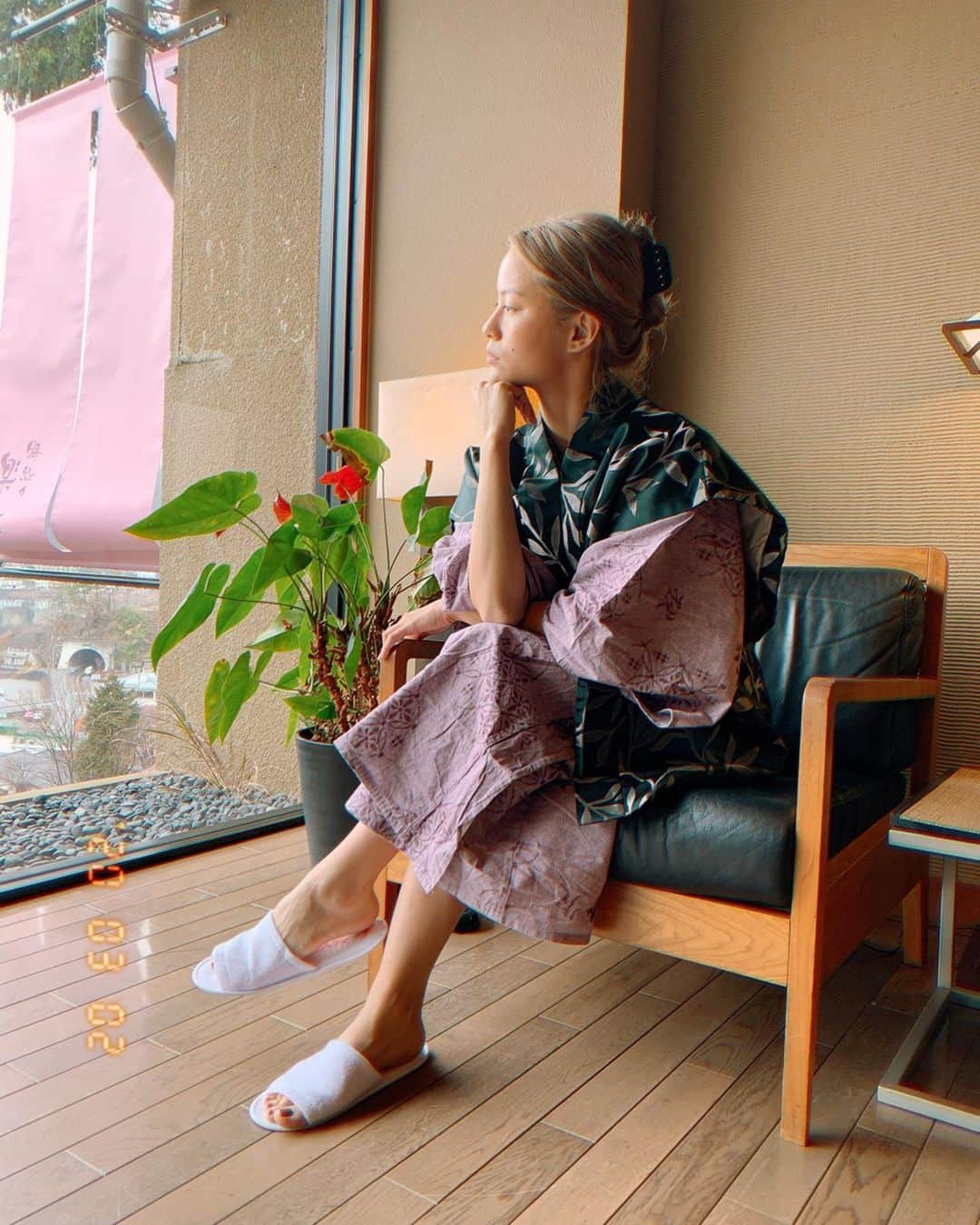 Yukiさんのインスタグラム写真 - (YukiInstagram)「It has been too long since I’ve worn a yukata and relaxed at a hot spring. Luckily, I had the hot spring to myself. While over looking the lake Kawaguchiko, I had very deep thoughts. I’m taking this precious time to heal myself from stress and pain I’ve recently had. Kind of like when Goku was in the water chamber (Dragon Ball reference) You feel me? #Japan #kawaguchiko #onsen」3月9日 0時03分 - yukibomb