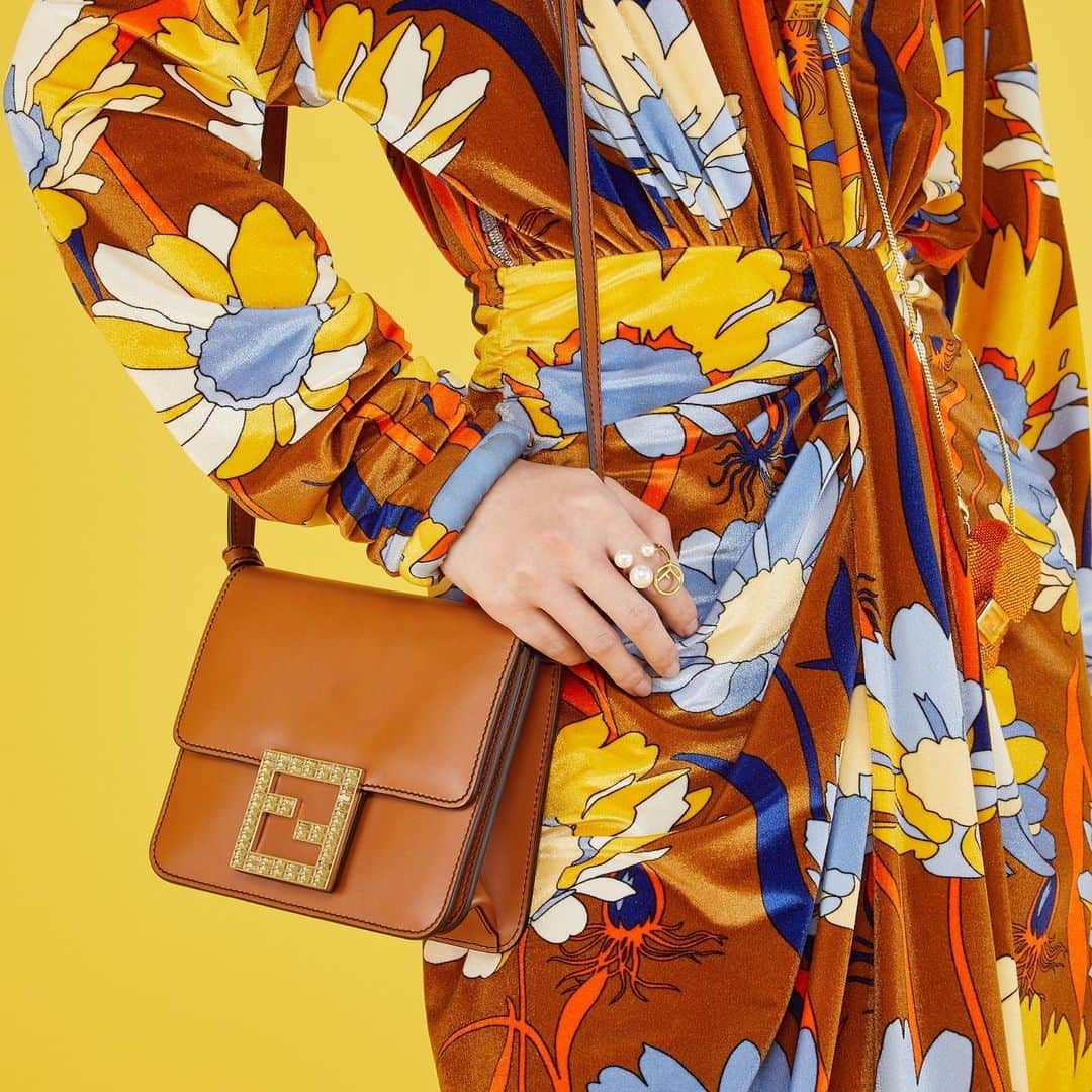 Fendiさんのインスタグラム写真 - (FendiInstagram)「Inject your closet with some seasonal joie de vivre, courtesy of all-over floral prints. Explore the #FendiSS20 trophy pieces, which require minimal effort and deliver maximum impact – link in bio. #FendiFab」3月9日 0時08分 - fendi