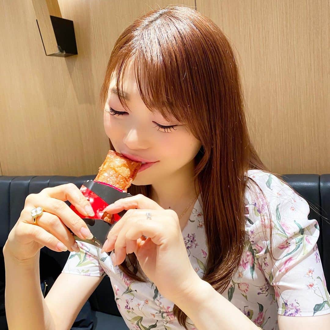 のインスタグラム：「🍓🍓🍓 . アレルギーっ子ママigの中で話題になっている マクドナルド @mcdonaldsjapan の "ホットストロベリーパイ" やっと食べに行くことができました🍓✨ . #特定原材料7品目 中、 使用されているのは 小麦のみ。 ※卵乳製品のコンタミありです。 コンタミネーション🆖の方はご自身でご判断ください。 . アップルパイといい、 今回の期間限定ストロベリーパイといい、 マクドナルドさん✨凄いです〜🥺💕 しかも120円❣️❣️（ホットアップルパイは100円） . 今度はアップルパイとストロベリーパイ、両方食べに行こーっと🤤💓 . . #マクドナルド #マック #ホットストロベリーパイ #ホットアップルパイ #卵アレルギー #乳製品アレルギー #山芋アレルギー #ナッツアレルギー #食物アレルギー #アレルギー #大人の食物アレルギー #アレルギーナビゲーター #foodallergy #foodallergies #allergynavigater #食物アレルギー_外食 #食物アレルギー_マクドナルド #食物アレルギー_パイ #食物アレルギー_スイーツ #アレルギーっ子のカフェめぐり」