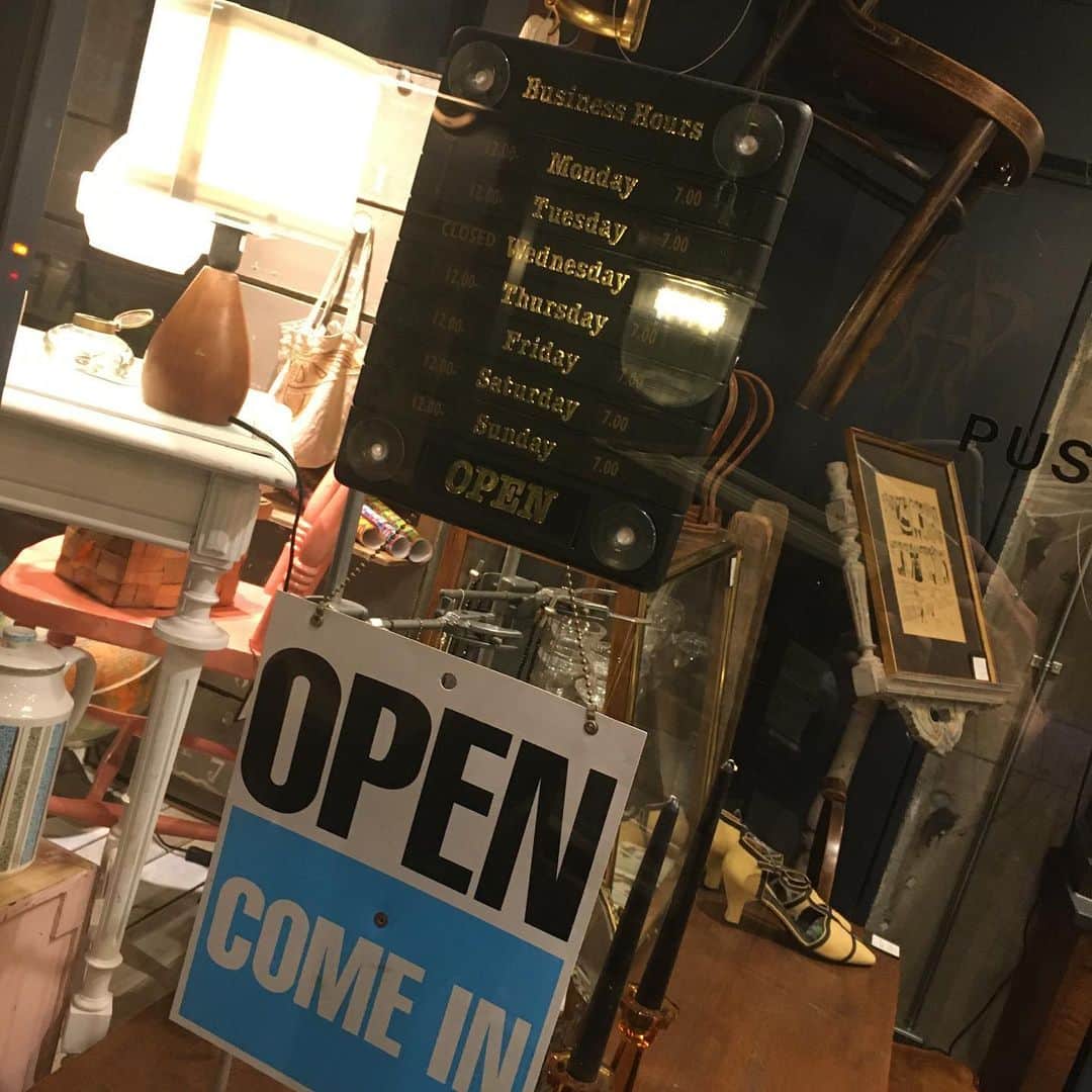 今村沙緒里のインスタグラム：「散歩しながら🚶‍♂️ 家具屋さんめぐり＊ 一つ買ったら 揃えたくなりそう… まずは、大きなテーブル。 わくわく。また行こう。 お休みなさい🌙 ・ I went to Antique furniture shop. There are many stories...🦄 ・ #antique #furniture #shop #家具屋さん #アンティーク #好きなもの #好きなこと #わくわく」