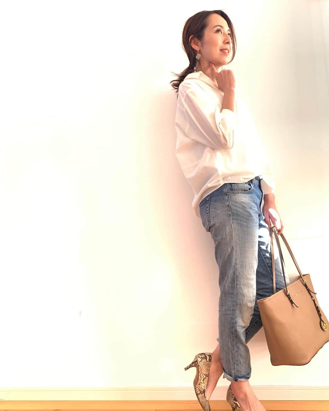 若林翔子のインスタグラム：「.﻿ .﻿ 春に向けてのコーディネート🌸﻿ やっぱり白シャツが好き！﻿ ﻿ ﻿ ﻿ #春コーデ　#プチプラコーデ ﻿ #UNIQLO #白シャツ　#ジーンズ﻿ #おしゃれな人と繋がりたい﻿ ﻿」