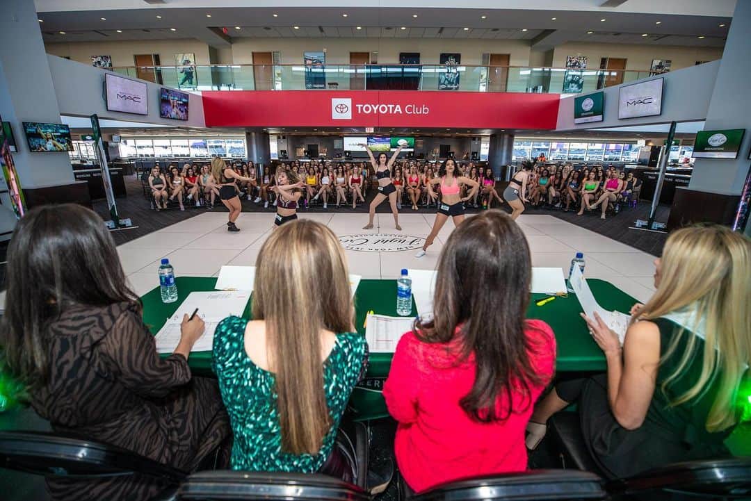 Jets Flight Crewのインスタグラム：「It’s semifinal day! Today we see who advances to next Sunday’s round of final auditions!」
