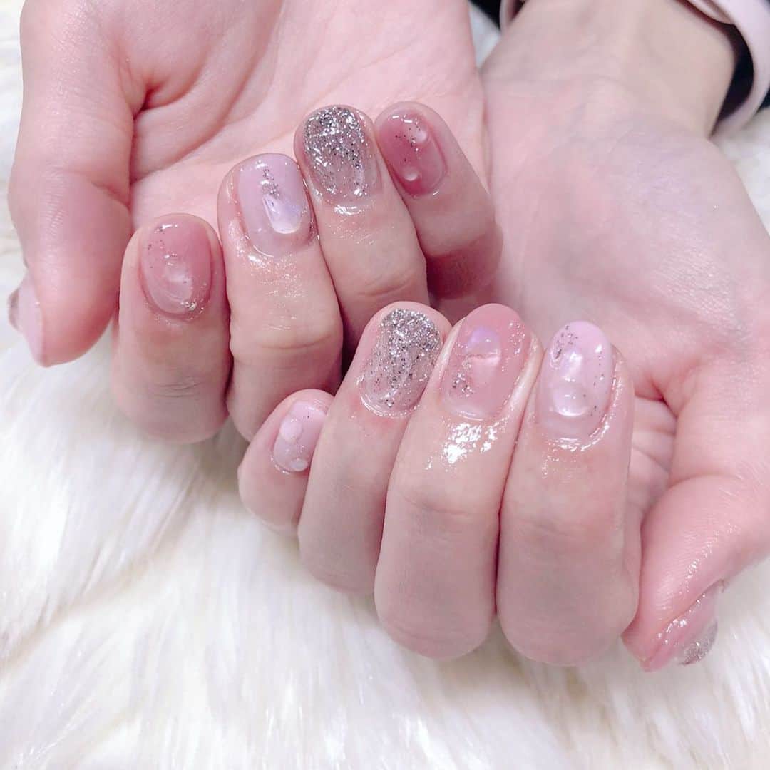 根岸愛のインスタグラム：「💅✨💅 newネイル💅💕 Lapis新宿店で担当は manamiさん(@lapis_manami )です☺️✨ このストーンぷくぷくネイルハマり過ぎて抜け出せない🤦‍♀️ 色は前回より春っぽくしたよ🥰 #nail #lapisnail #spring #handnail #pinknails #ネイル #春ネイル #ピンクネイル」