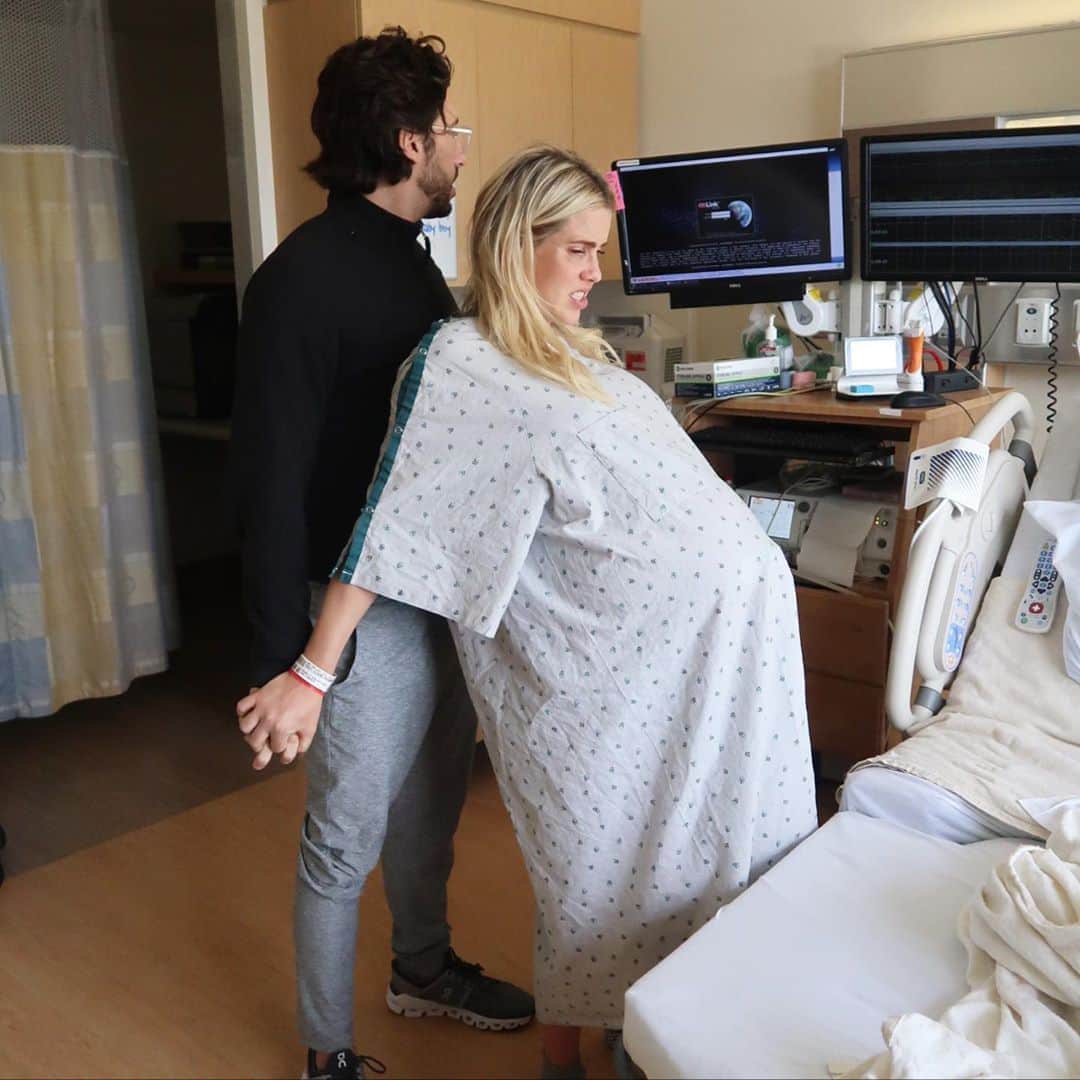 クレア・ホルトのインスタグラム：「I was going to post something sentimental about all the amazing women in my life but actually I’m just gonna throw out the facts - we’ve all seen how men handle colds and there’s absolutely no way the human race would go on if they had to deal with pregnancy and childbirth. Women are BADASS. #internationalwomensday」