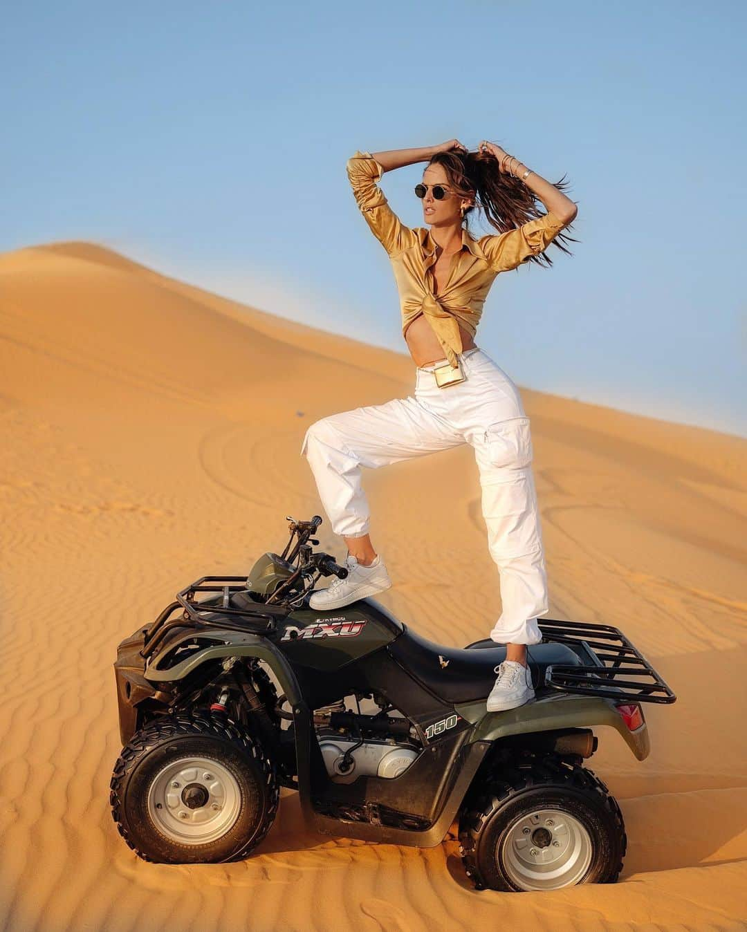 イザベル・グラールさんのインスタグラム写真 - (イザベル・グラールInstagram)「Adventure in the desert 🌵」3月9日 0時33分 - izabelgoulart