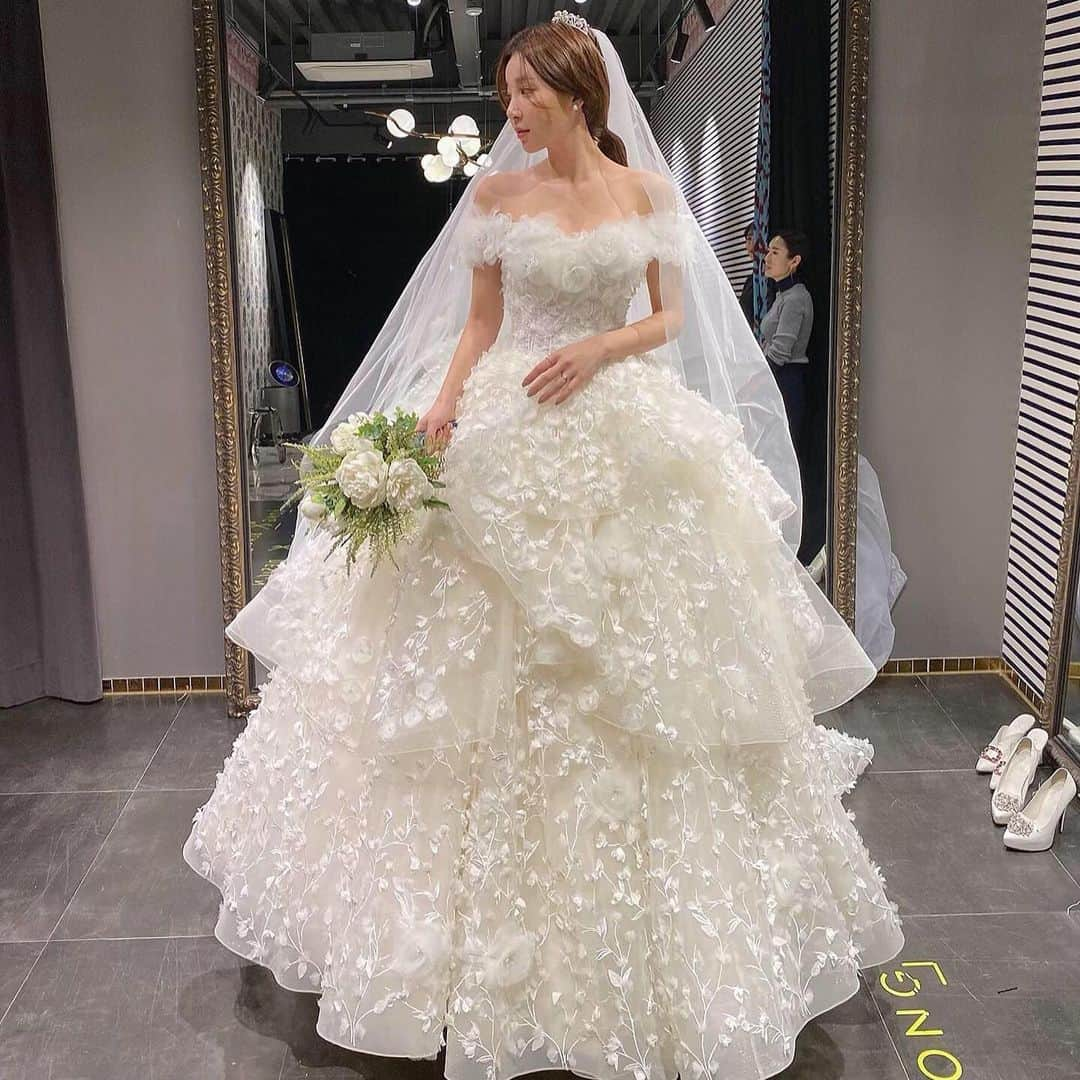 カン・ヘヨンさんのインスタグラム写真 - (カン・ヘヨンInstagram)「원없이 입어 봤다 #weddingdress #웨딩드레스 👗💍👰🏻_ 한번에 모아보기💕 쭉 보다보니 본식엔 가장 화려하고 가장 빛나는 걸로 하길 잘했어:)) 오빠 초이스 굿👌🏼👍🏼」3月9日 0時35分 - mangdoo_noona