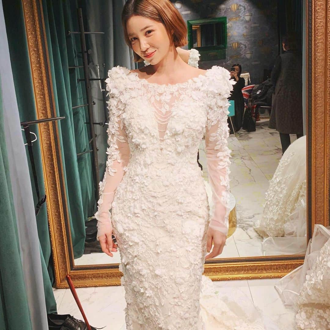 カン・ヘヨンさんのインスタグラム写真 - (カン・ヘヨンInstagram)「원없이 입어 봤다 #weddingdress #웨딩드레스 👗💍👰🏻_ 한번에 모아보기💕 쭉 보다보니 본식엔 가장 화려하고 가장 빛나는 걸로 하길 잘했어:)) 오빠 초이스 굿👌🏼👍🏼」3月9日 0時35分 - mangdoo_noona