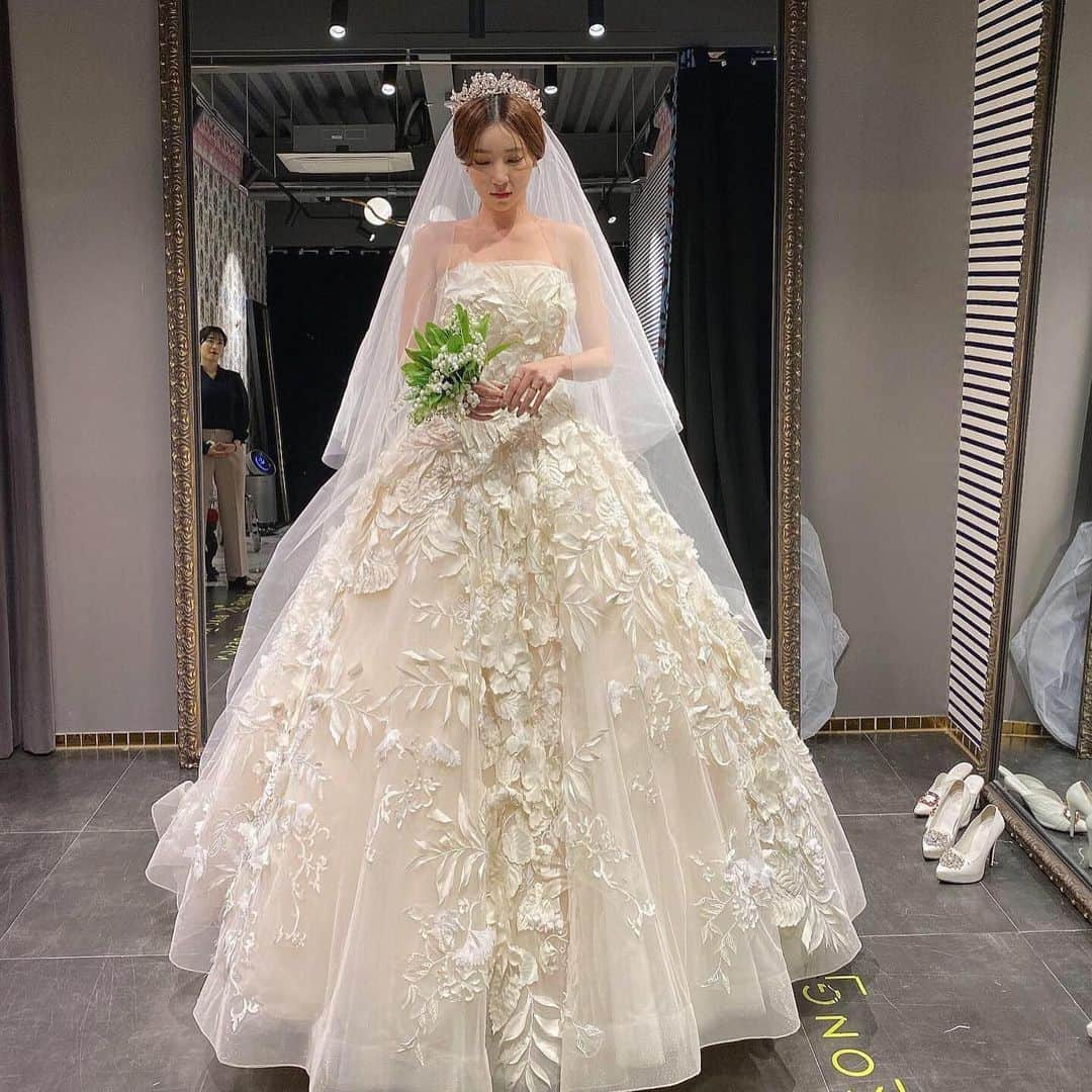 カン・ヘヨンさんのインスタグラム写真 - (カン・ヘヨンInstagram)「원없이 입어 봤다 #weddingdress #웨딩드레스 👗💍👰🏻_ 한번에 모아보기💕 쭉 보다보니 본식엔 가장 화려하고 가장 빛나는 걸로 하길 잘했어:)) 오빠 초이스 굿👌🏼👍🏼」3月9日 0時35分 - mangdoo_noona