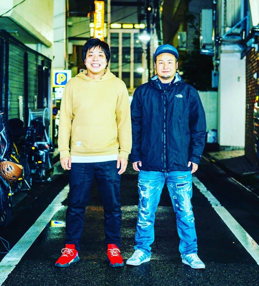 石山大輔のインスタグラム：「フォトグラファーのイシヅカさんに撮って頂きました！ 「イシヅカ立ち」というらしいです。　シンプルに立つという削ぎ落とした状態だからこそ、その人の人生が少し見えてくるらしいです。  体幹がしっかりしているとか、猫背や姿勢が左右どちらかにズレているとか。 その人の歴史やまとう空気がなんとなく分かるらしいです。  何百枚と撮ってきたからこそ分かることもあるらしいです。  今日はルミネで無観客ライブでした。 1週間ですがYouTubeでもアーカイブで観れます。　 芸歴12年で立ってきた舞台は同期でいうと多い方だと思います。　その12年で積み上げてきたものや空気感は伝わるかと思います。  そして、単独Liveですが一般発売が始まりました！　　コロナや影響で僕らでさえ不安なこともありますがネタはしっかり準備しています。  あとは無事に開催されて、皆様に伝わるかどうか！？ そして、親子チケットもありますので、お友達、ご家族お誘い合わせの上、是非よろしくお願いします。 チケットよしもとにて発売中です！  #コンビ写真 #イシヅカマコト  #幕張イオンモール劇場  #コントワーカーズ #conteworkers #バンビーノ #芸人」