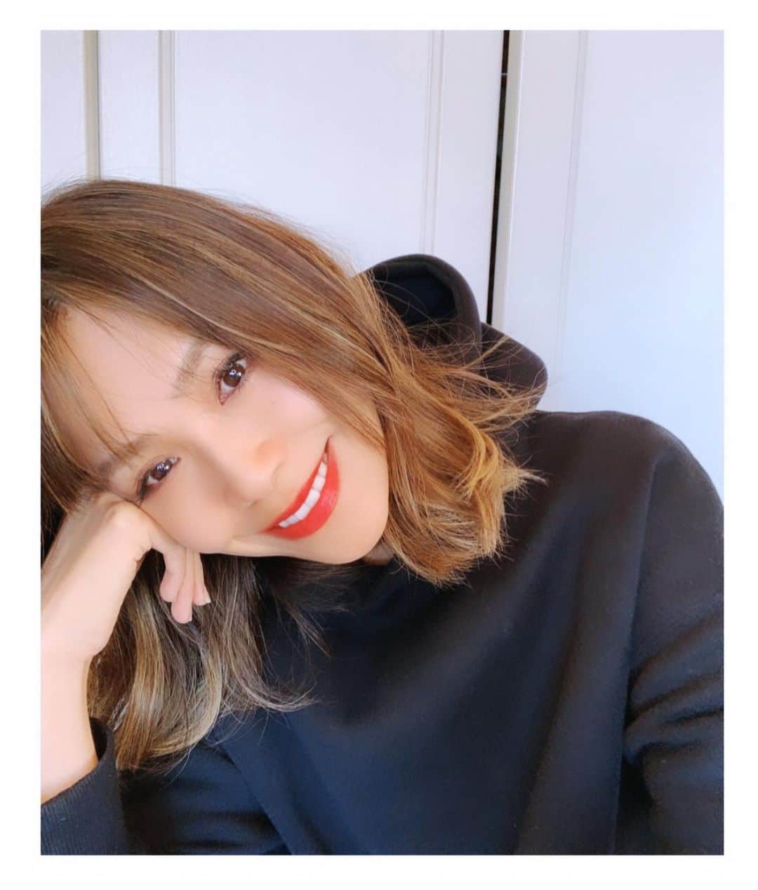 坂倉アコのインスタグラム：「New hair, new me💄 Loving my highlights❤️ ハイライトしたので、 久しぶりのselfie📸  ポニーテールすると、髪のハイライトがまた良い感じに出て、とってもお気に入り。  ここ最近は、先日、ビデオに載せたアイブローワックス @emaymie_salon とマツエクの@liglashさんで、めちゃくちゃ助かっております。  基本、眉とまつ毛がしっかりしてれば、何とかなる😊🙏 年々、メイクもシンプルに、ナチュラルに💄でも、赤のリップは好き。  そんな感じな2020年3月😌  #hair #highlights #highlightshair #selfie #2020 #me  #美容」
