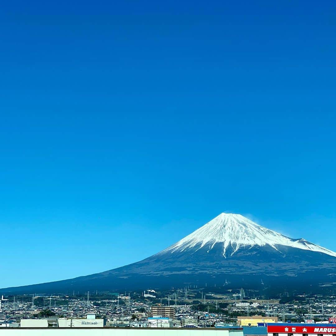 若月彩子のインスタグラム：「雪化粧した富士山🗻 とても綺麗でした ♯富士山が綺麗♯雪景色♯新幹線から」