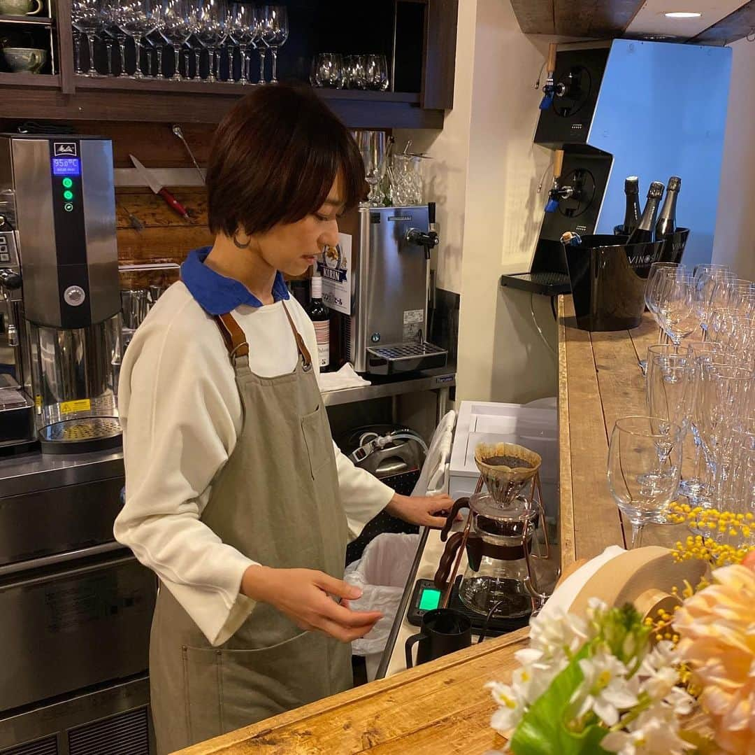 住吉美紀さんのインスタグラム写真 - (住吉美紀Instagram)「今週末、夫のカフェが無事オープンしました。 それまでまったく考えていなかった、自分のカフェをつくる方向で夫が動き始めたのが10カ月前。そこに至るまでも、また準備期間中も、いやはや…ここには書き切れないほど、ほんとーーに色々なこと・事件などありましたが…何事も人生勉強。さまざまな方にサポートしていただき、励ましていただき、これまでのご縁が有機的に繋がって形になったことも多々ありました。無事オープンまで辿りつけて、プレオープンも多くの方にお祝いしていただき、感無量です。また営業初日は雨の中でしたが、開店と同時のゼロ分にひと組目のお客さまにご入店いただき、ありがたい気持ち！ 初めて仕事としてコーヒーをドリップし、自分が焼いたズッキーニブレッドをサーブしました。こんな日が来るとは…人生ってほんとうにわからないですねー。 まだまだこれからですね。地元の方々に親しまれるお店に育つよう、がんばります。 #ミアヴァート珈琲 #コーヒー #ズッキーニブレッド #カフェ #cafe #miavatocoffee」3月9日 0時54分 - miki_sumiyoshi