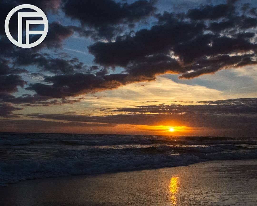 Timo the Fotographerのインスタグラム：「"When the sun has set, no candle can replace it." ⠀⠀⠀⠀⠀⠀⠀⠀⠀ -George R.R. Martin ⠀⠀⠀⠀⠀⠀⠀⠀⠀ _______________ Doing something a little different today. This series is going to be some ocean shots I took recently in Destin Florida. Most of these shots weren't even changed in Photoshop, just some minor Lightroom adjustments. @fantim  _______________ ⠀⠀⠀⠀⠀⠀⠀⠀⠀ #fantim #fotography #natgeo #natgeocreative #beautifulworld #travel #photography #photog #scenery #destination #landscape #nomad #vagabond #canon #nationalgeographic #natgeo #photographer #fotograf #instagramjapan #teamcanonusa #teamcanonyea #japancanon #instajapan  #florida #usa #america #写真 #フォトグラファー #ocean #beach」
