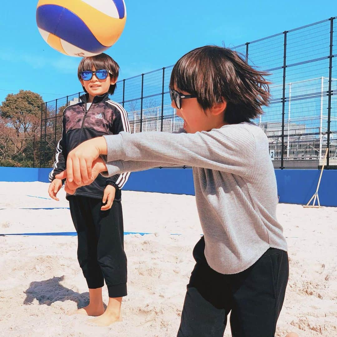 西村晃一さんのインスタグラム写真 - (西村晃一Instagram)「東京での練習を終えて、 今週からまたワールドツアーに発ちます✈️ マレーシア🇲🇾 ✈︎ オーストラリア🇦🇺と2週連続戦ってきます！  子ども達も球拾い&練習のお手伝い！  After training in Tokyo, I'm leaving for another world tour this week. We're going to play in Malaysia and Australia.  My sons also helped with the practice! They might,  Being able to play on the World Tour will come soon🤣  #Itec #dig #oakley #オークリー新作サングラス #tokyo #tokyo2020 #malaysia  #lankawi  #australia  #goldcoast  #アイテック #マレーシア #ランカウイ #オーストラリア #ゴールドコースト #fivbworldtour  #volleyball」3月9日 0時56分 - koichi.nishimura