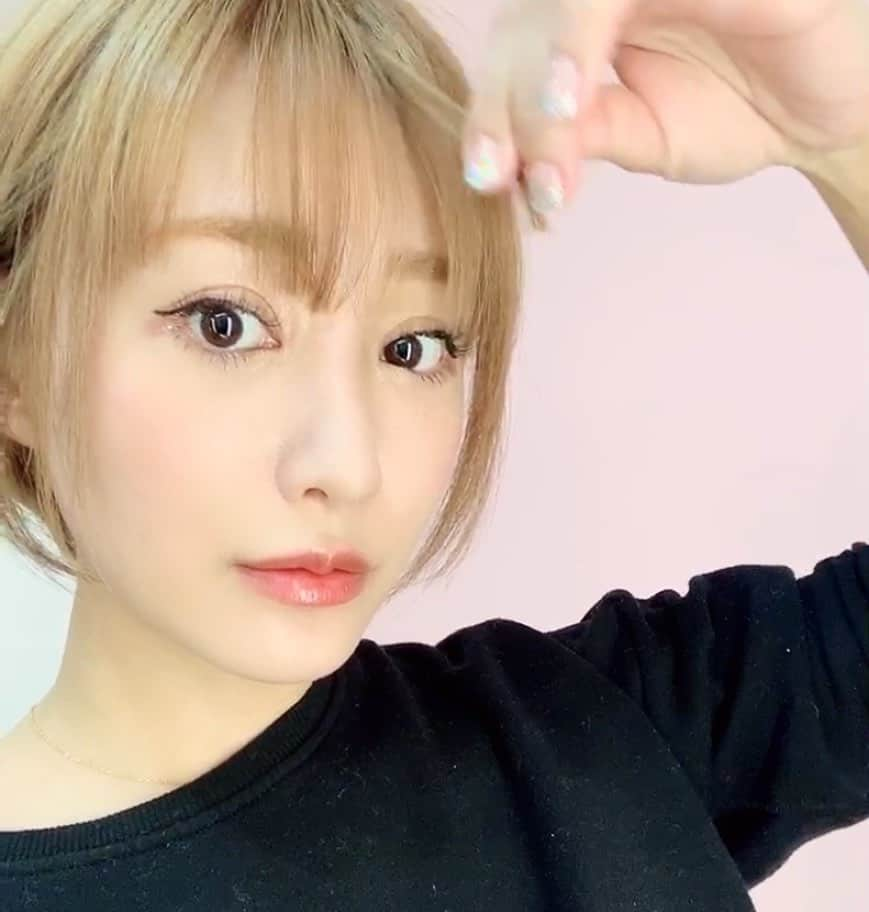 keikoのインスタグラム：「ばっさり✂️ ショートにするか伸ばすか中途半端な長さになったので切っちゃった❤️ 髪の毛もサラサラ〜生き返った！ . . #ショートヘア  #まだまだ切りたい病」