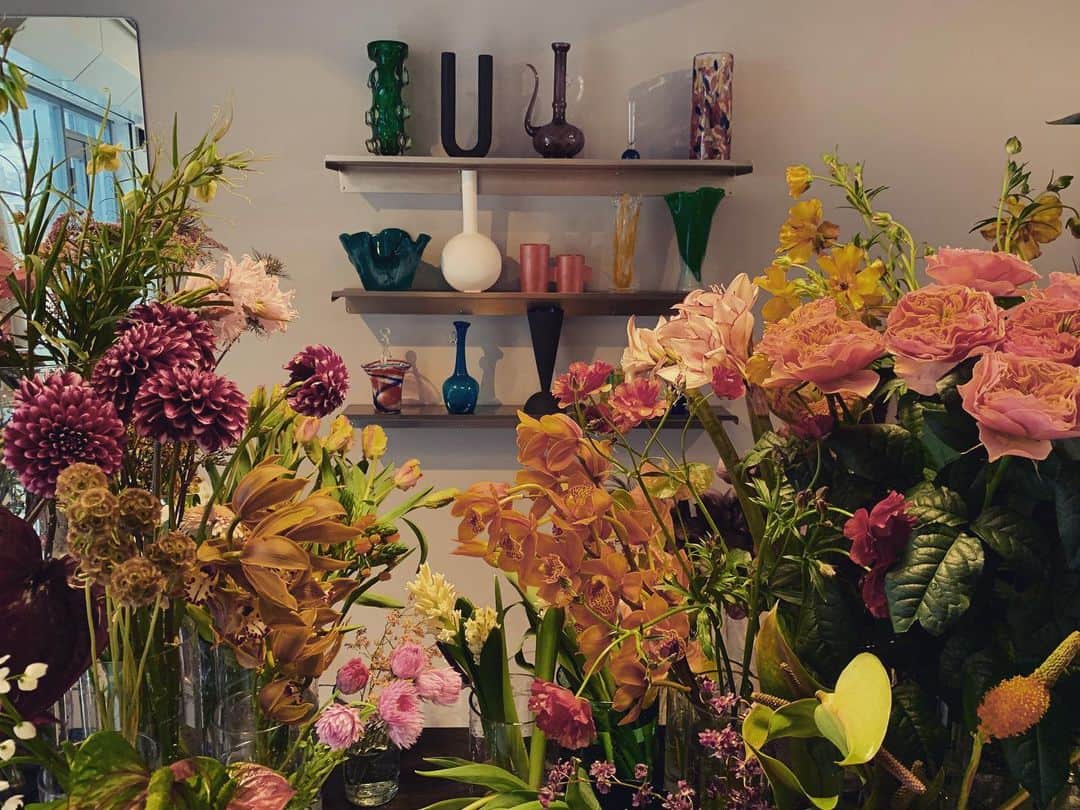 AYA YAGISHITAのインスタグラム：「ご近所のお花屋さん💯」