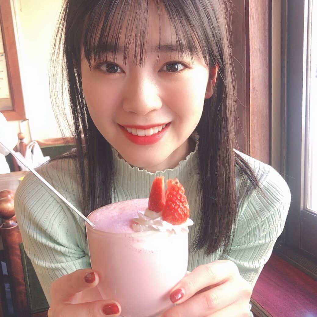 坂井仁香さんのインスタグラム写真 - (坂井仁香Instagram)「クリームソーダ🍈🍹とイチゴミルク🍓🥛どっち派です？？ 坂井は最近クリームソーダにハマってる💓  ってか今日もめちゃくちゃ寒くないか？笑 早くあったかくなってくれい☺️ 3、4枚目髪ボサボサ笑笑」3月9日 1時17分 - hitoka_sakai_official