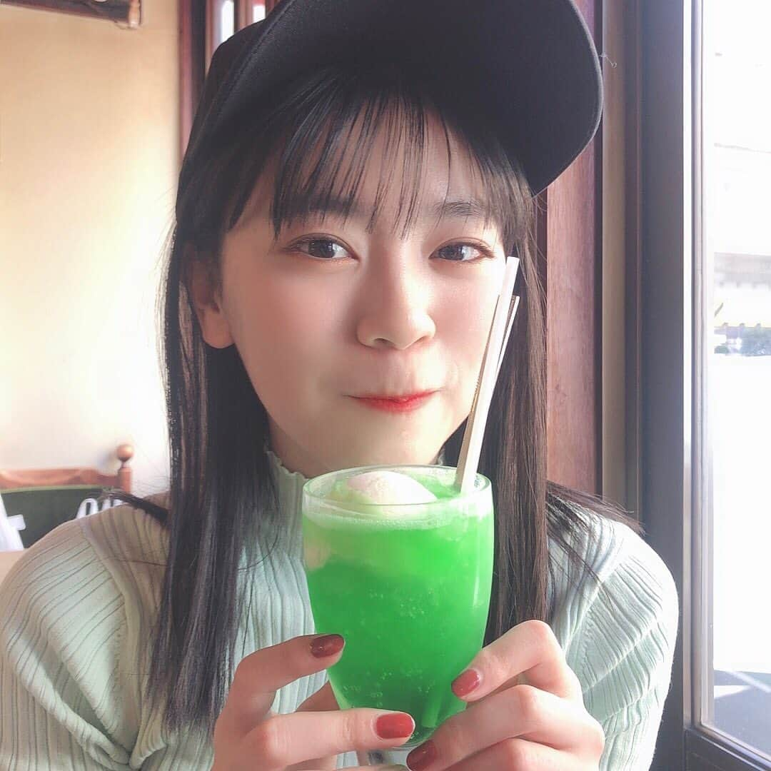 坂井仁香さんのインスタグラム写真 - (坂井仁香Instagram)「クリームソーダ🍈🍹とイチゴミルク🍓🥛どっち派です？？ 坂井は最近クリームソーダにハマってる💓  ってか今日もめちゃくちゃ寒くないか？笑 早くあったかくなってくれい☺️ 3、4枚目髪ボサボサ笑笑」3月9日 1時17分 - hitoka_sakai_official