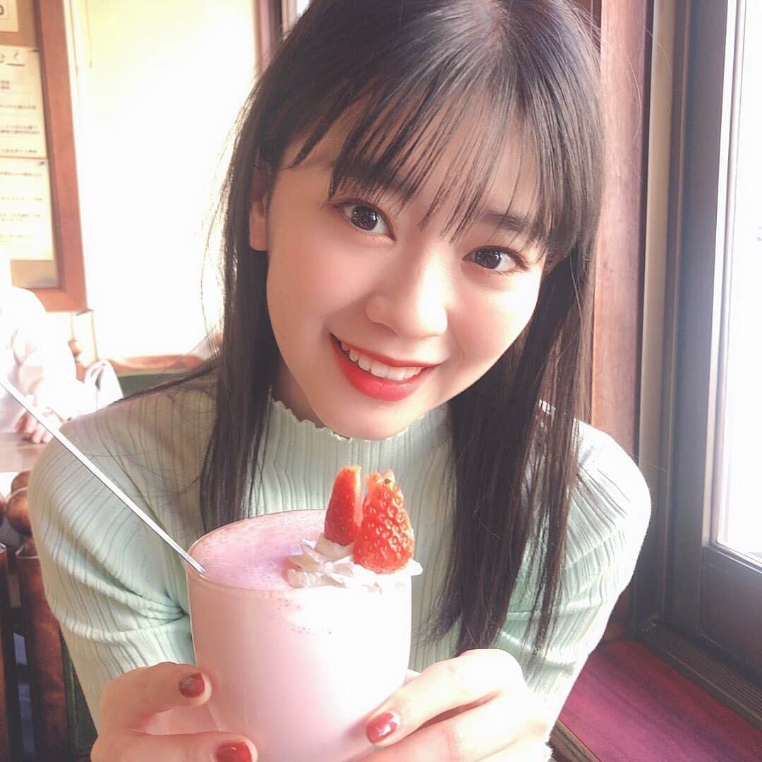 坂井仁香さんのインスタグラム写真 - (坂井仁香Instagram)「クリームソーダ🍈🍹とイチゴミルク🍓🥛どっち派です？？ 坂井は最近クリームソーダにハマってる💓  ってか今日もめちゃくちゃ寒くないか？笑 早くあったかくなってくれい☺️ 3、4枚目髪ボサボサ笑笑」3月9日 1時17分 - hitoka_sakai_official