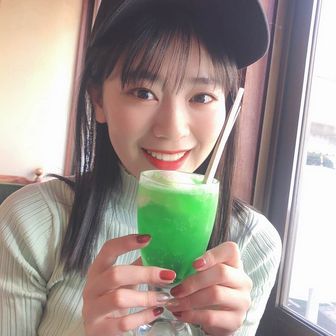 坂井仁香さんのインスタグラム写真 - (坂井仁香Instagram)「クリームソーダ🍈🍹とイチゴミルク🍓🥛どっち派です？？ 坂井は最近クリームソーダにハマってる💓  ってか今日もめちゃくちゃ寒くないか？笑 早くあったかくなってくれい☺️ 3、4枚目髪ボサボサ笑笑」3月9日 1時17分 - hitoka_sakai_official