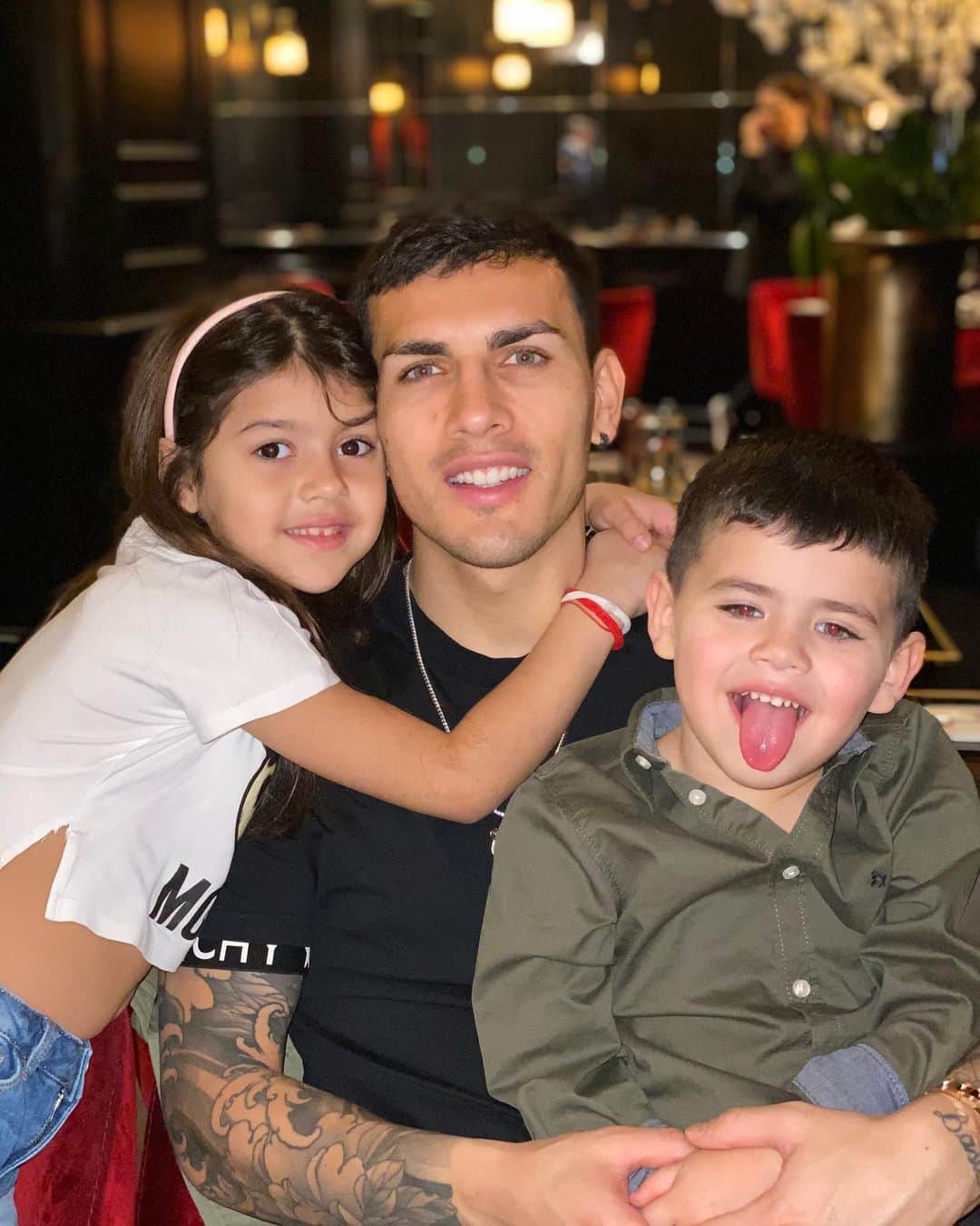 レアンドロ・ダニエル・パレデスのインスタグラム：「Loquitos de papá ❤️」