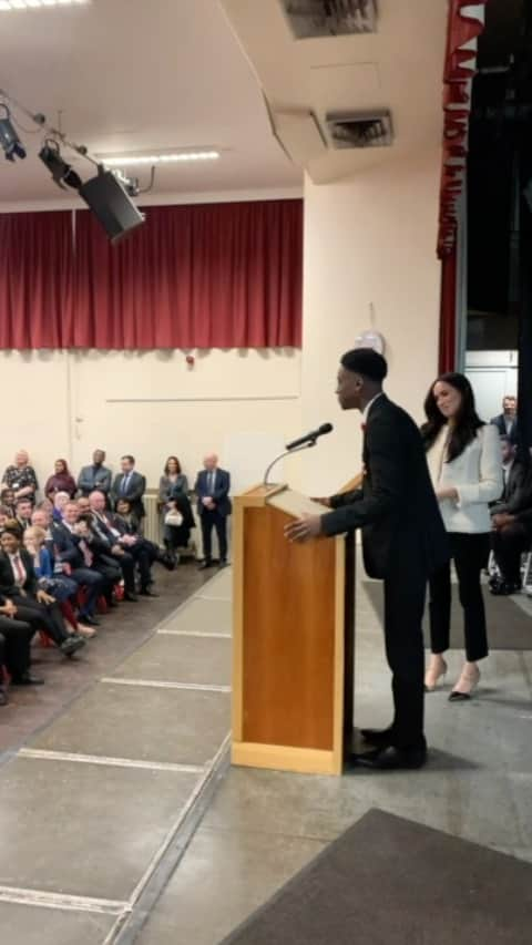 英ヘンリー王子夫妻のインスタグラム：「The Duchess of Sussex visited Robert Clack School, to celebrate the women of the future, and also highlight the important role men and boys play in International Women’s Day.  The Duchess asked a young student to come on stage and share his perspective on the importance of the day, and whilst much attention has been focused on his initial comment, what he shared beyond that was compelling and true.  Please watch the full video and tag a man in your life, and have him share what #IWD means to him」