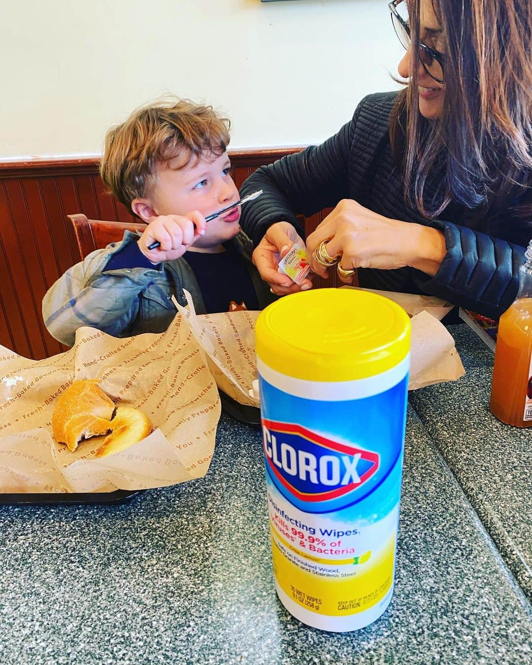 ジョーダナ・ブリュースターさんのインスタグラム写真 - (ジョーダナ・ブリュースターInstagram)「Our new reality: bagel? ✅bacon✅Clorox wipes? You bet!」3月9日 1時24分 - jordanabrewster