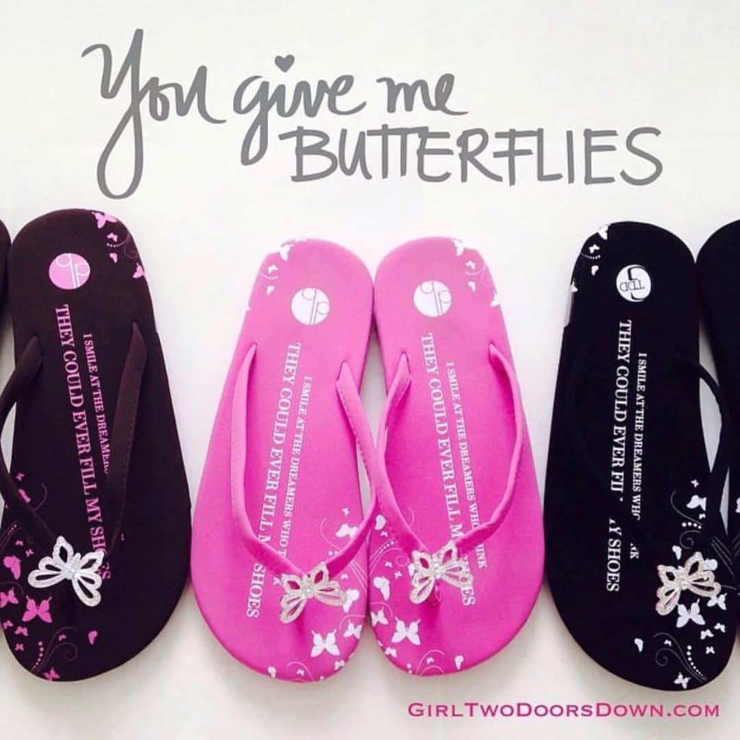 ガールトゥードアーズダウンのインスタグラム：「Spring is in the air🌸🌺💐🦋 #butterfly #spring #springiscoming #trinidadcolorado #flipflops #flipflopseason #flats #flatshoes」