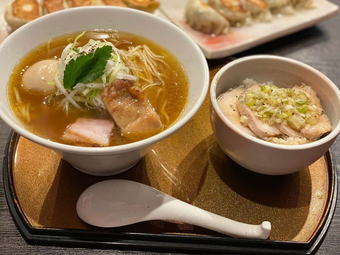 ロシアン佐藤さんのインスタグラム写真 - (ロシアン佐藤Instagram)「深夜でも美味しいラーメンと餃子が食べたい時のチラナイサクラ。 しこたま餃子食べました👐🏻また食べたいマン！ 日替わりご飯がねぎ塩鶏チャーシュー丼的なのでお得感半端なかった🤲 #チラナイサクラ #ラーメン #御徒町ラーメン横丁」3月9日 1時46分 - i_am_hito.chin