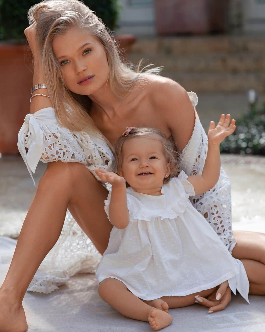 ヴィタ・シドルキナのインスタグラム：「Happy women’s day ladies! Let’s always support and lift each other up! We all need this! ❤️ And meet my little girl Allegra, she is my biggest accomplishment and inspiration to wake up every day and do the best I can💪🏻 #happywomensday #proudmama」