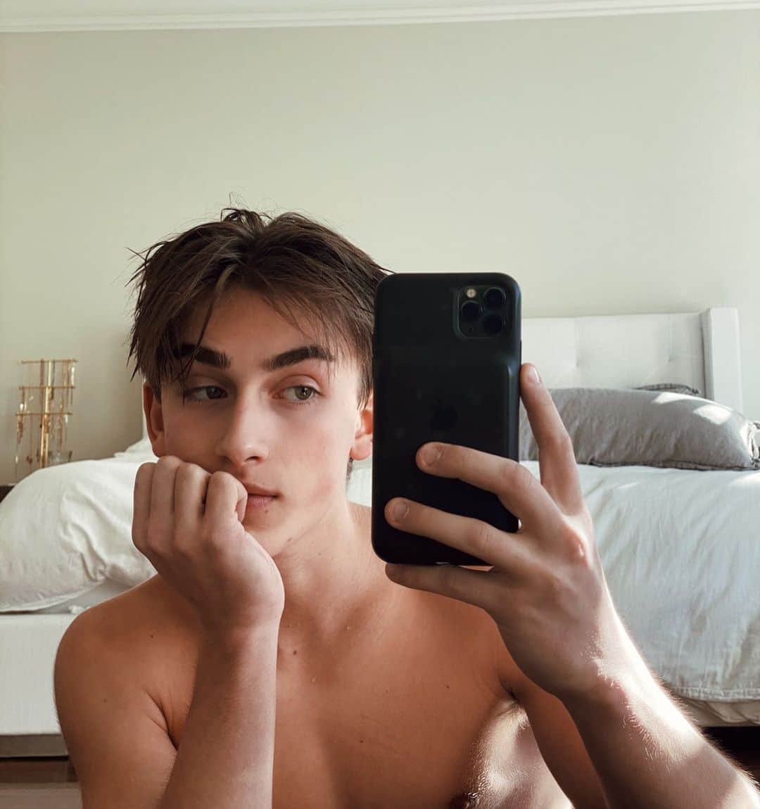 ジョニー・オーランドのインスタグラム：「my mom’s making me cut my hair:/」