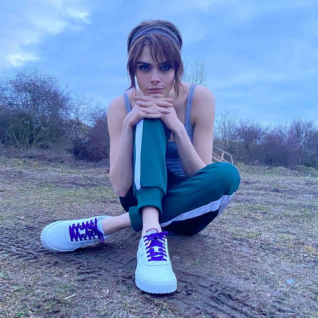カーラ・デルヴィーニュのインスタグラム：「Wearing these #PUMAWomen laces with pride. 💜 For every pair of laces produced, PUMA will donate €1 to @womenwin to help women and girls in sports. #IWD #WomenWin」