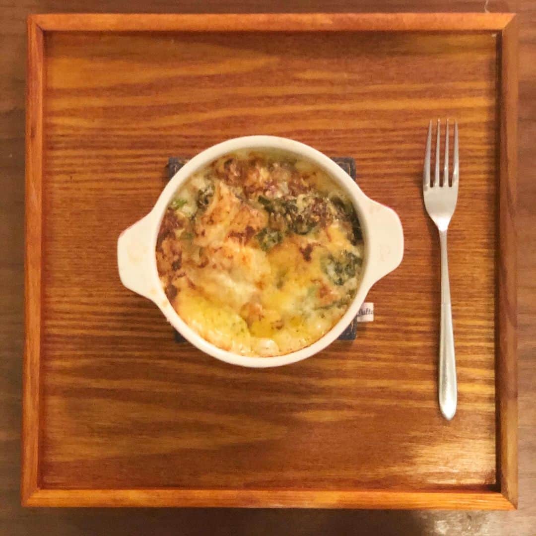 のインスタグラム：「菜の花とエビのドリア。﻿ ﻿ この季節、菜の花をやたら買う癖をなおしたい。﻿ ﻿ 三寒四温の季節柄、体調には気をつけましょうねー。﻿ ﻿ ﻿ #きょうのごはん﻿ #適当ごはん﻿ #おうちごはん﻿ #おうちごはんlover﻿ #ゆるめし﻿ #japaneasefood﻿ #クッキングラム﻿ #ひとりごはん﻿ #夜ごはん﻿ #ドリア﻿ #菜の花」