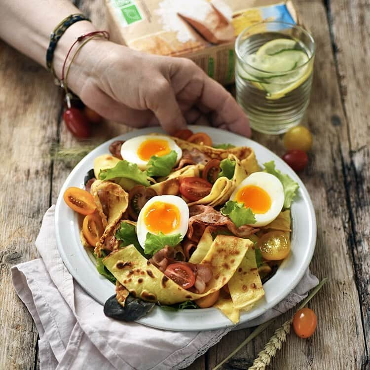 Carrefour Franceさんのインスタグラム写真 - (Carrefour FranceInstagram)「Si toi aussi, il te reste des crêpes mets les dans la salade ! Vraiment sympa et original 🤙 #zerowaste #crepes #dimanche」3月9日 2時09分 - carrefourfrance