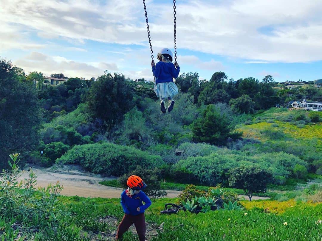 エリック・クリスチャン・オルセンのインスタグラム：「I never read anything in all these parenting books about not pushing your daughter on a swing  15 feet in the air. #dadsouttherekillingit #SHEisthefuture #helmetsprotectyoufromcaronaright?」