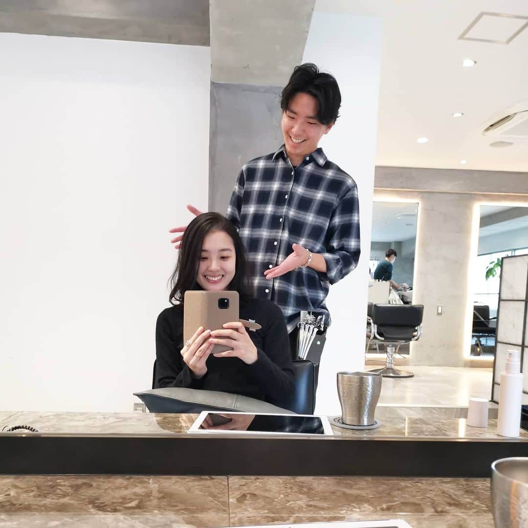 ayaka8880のインスタグラム：「. . ２ヶ月ぶりのヘアサロン💇‍♀ .  七五三に向けて、髪をのばし中なのでちょこっと整えました。 . ONEに通ってしまう理由。 . ☑朝９時から予約可能 ☑キッズスペースが２つもある ☑馬場さんのカットが上手 ☑月２は通えるプチプライス ☑仕上がるの早い . 子ども二人になってからパパに預けるのも申し訳なくて(今のところ気持ち的に２時間が限界) . 家事も頼まなくて済む９時〜11時のゴールデンタイムで帰宅まで完了すること。 . 連れていってもキッズスペースがあること。 . 母、大助かりです。 . #馬場さんは同じ平成生まれ #トリートメント忘れてた #クレジット会社用の控え渡してきた #プラダのブーツを買うと意気込んでた #ゆとり世代かな」