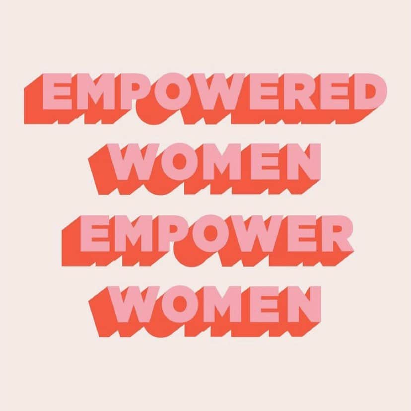 テッサ・ヴァーチュさんのインスタグラム写真 - (テッサ・ヴァーチュInstagram)「Happy #internationalwomensday to every single woman out there. You are valued, you are strong, and you are changing the world❣️」3月9日 2時31分 - tessavirtue17