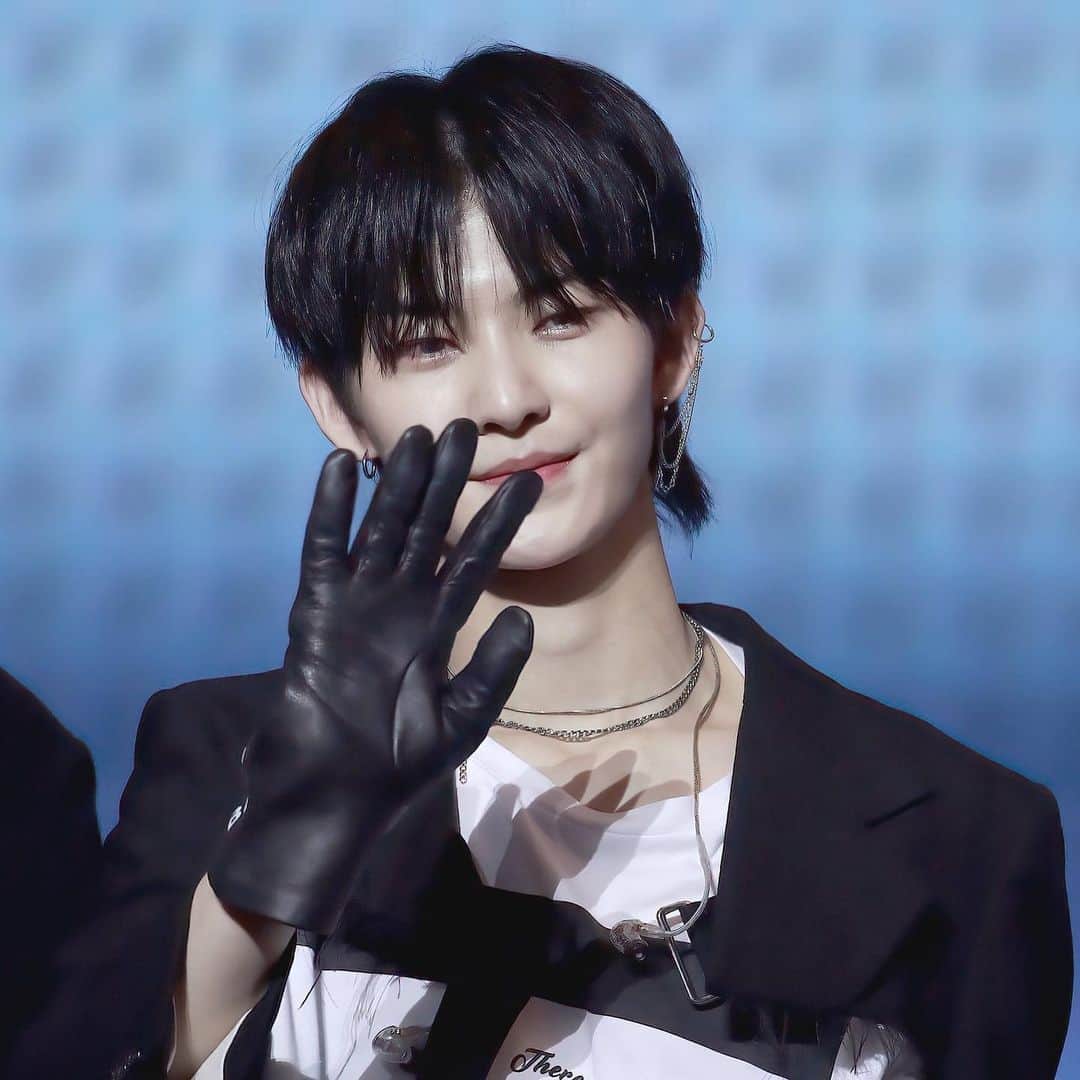 ファルのインスタグラム：「happy birthday hyunjoon @hyun.jxx0_p .  i hope you know how much we love you and we’re always here loving you and supporting you. thank you for everything. here’s to more cherished moments with you in the future! hope you’ll always be full of happiness❤️」