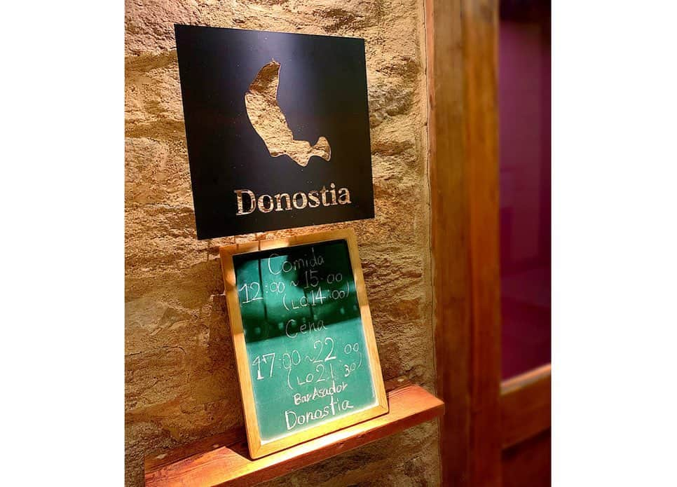 百合華さんのインスタグラム写真 - (百合華Instagram)「大阪中之島にあるスペインバル『Bar Asador Donostia』にてディナータイム🍽💕 ﻿ ﻿ カジュアルな雰囲気のお店ですが驚く程本格的なスペイン料理をいただく事が出来ます🇪🇸 ﻿ ﻿ 味はもちろん見た目の華やかさにも感動✨✨✨ ﻿ ﻿ 奈良県奈良市に本店『akordu』があるとの事で、奈良県産のお野菜もふんだんに使用されているところも胸キュンポイント🥰﻿ ﻿ いつも素敵なお店を教えていただき有り難きしあわせです❤️ ﻿ ﻿ #japan﻿ #日本﻿ #osaka ﻿ #大阪﻿ #中之島﻿ #スペイン料理 ﻿ #spanish ﻿ #spanishfood ﻿ #バル﻿ #barasadordonostia ﻿ #donostia ﻿ #ドノスティア﻿ #dinner﻿ #dinnertime ﻿ #ディナータイム﻿ #カジュアル﻿ #本格スペイン料理 ﻿ #郷土愛﻿ #胸キュン﻿ #しあわせ﻿ #美食﻿ #美食家﻿ #aumoグルメ﻿」3月9日 13時36分 - yurika.lovelily