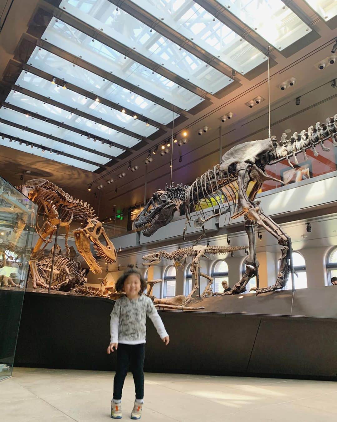 高木りなのインスタグラム：「🦖🦕🐘✨ 最近読んでる絵本に 恐竜の化石が出てくるんだけど 「今度見に行こうね」と約束したまま数日が過ぎ... 週末、遂に約束を果たしました🙌🏻 かーちゃん約束は守ります😜 興奮した長男君の顔がずっと忘れられない...💓 그림책에 나오는 공룡 보고 “다음에 꼭 보러가자~”고 했었는데 드디어 약속 지켰다! 엄마는 약속 지킨다! 아들은 엄청 흥분흥분🙈💕 . #nationalhistorymuseum #losangeles #california #lalife #motherandson #ママと息子#恐竜#約束#週末#ロサンゼルス#엄마와아들#공룡#주말일상#로스앤젤레스」