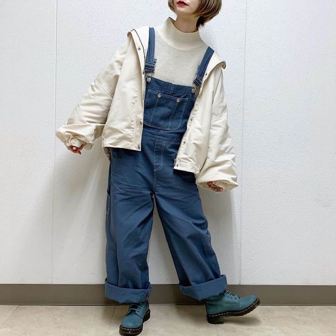 古着女子さんのインスタグラム写真 - (古着女子Instagram)「\ 春のオーバーオールの上手な着こなし🌷 /﻿ ﻿ 春に主役で着こなしたいオーバーオール！﻿ 今回はそんなオーバーオールの上手な着こなしをご紹介いたします﻿ ﻿ 🍏ボーダートップス×オーバーオール﻿ オーバーオールはボーダートップスと着こなすと一気に春っぽい雰囲気に🌿ホワイトのサロペットと着こなすとより抜け感のあるイメージに。﻿ ﻿ 🍏チャンピオンスウェット×オーバーオール﻿ オーバーオールはチャンピオンスウェットと合わせると大人っぽさUP◎リバースウェーブのチャンピオンスウェットは今年必見のアイテムです🍊﻿ ﻿ みんなも是非参考にしてみてね！﻿ ﻿ ﻿ ﻿ ﻿ 🏡古着女子がプロデュースする古着ショップを紹介🏡﻿ ・9090 ナインティナインティ @9090s_ 👖👟﻿ ・Spoon  スプーン  @spoon__store 🥄✨﻿ ・nemne ねんね @nemne_store 🌿🥛﻿ ﻿ ﻿ 🌼公式LINE@→@furuzyo で検索🌼﻿ LINE@だけのお知らせや古着の疑問にも答えます！﻿ ﻿ ﻿ 古着を素敵に着こなしてる女性の方をRepostでご紹介させていただきます🐒写真は全てご本人様に【掲載許諾】をとっております💓﻿ ﻿ ﻿ #古着女子 #大人古着 #古着mix #古着コーデ #古着 ﻿ #オーバーオール #ボーダートップス #サロペット #春コーデ #デニム #デニムコーデ #コーデュロイ #チャンピオンスウェット #マウンテンパーカー #ハードロック」3月9日 12時11分 - furuzyo