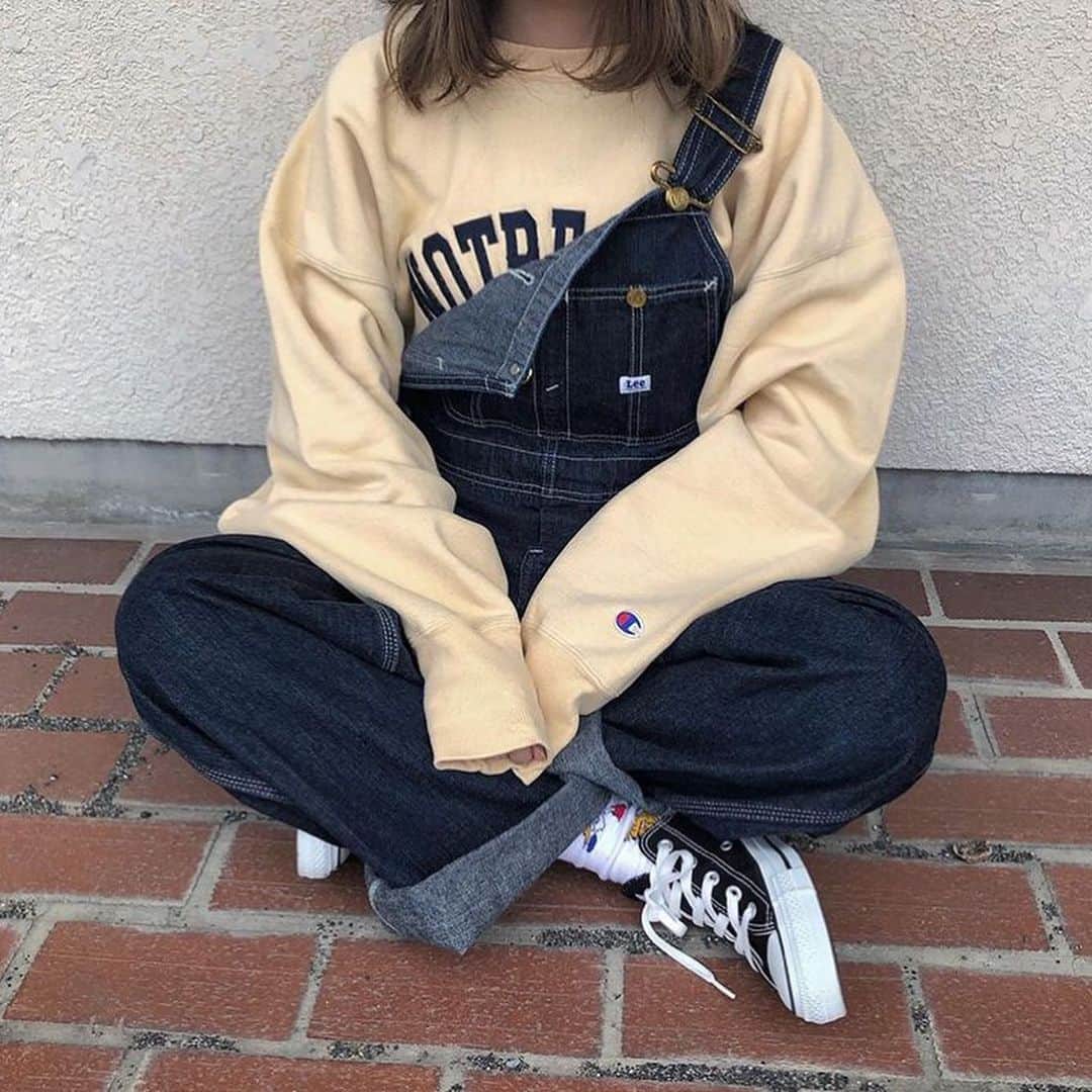 古着女子さんのインスタグラム写真 - (古着女子Instagram)「\ 春のオーバーオールの上手な着こなし🌷 /﻿ ﻿ 春に主役で着こなしたいオーバーオール！﻿ 今回はそんなオーバーオールの上手な着こなしをご紹介いたします﻿ ﻿ 🍏ボーダートップス×オーバーオール﻿ オーバーオールはボーダートップスと着こなすと一気に春っぽい雰囲気に🌿ホワイトのサロペットと着こなすとより抜け感のあるイメージに。﻿ ﻿ 🍏チャンピオンスウェット×オーバーオール﻿ オーバーオールはチャンピオンスウェットと合わせると大人っぽさUP◎リバースウェーブのチャンピオンスウェットは今年必見のアイテムです🍊﻿ ﻿ みんなも是非参考にしてみてね！﻿ ﻿ ﻿ ﻿ ﻿ 🏡古着女子がプロデュースする古着ショップを紹介🏡﻿ ・9090 ナインティナインティ @9090s_ 👖👟﻿ ・Spoon  スプーン  @spoon__store 🥄✨﻿ ・nemne ねんね @nemne_store 🌿🥛﻿ ﻿ ﻿ 🌼公式LINE@→@furuzyo で検索🌼﻿ LINE@だけのお知らせや古着の疑問にも答えます！﻿ ﻿ ﻿ 古着を素敵に着こなしてる女性の方をRepostでご紹介させていただきます🐒写真は全てご本人様に【掲載許諾】をとっております💓﻿ ﻿ ﻿ #古着女子 #大人古着 #古着mix #古着コーデ #古着 ﻿ #オーバーオール #ボーダートップス #サロペット #春コーデ #デニム #デニムコーデ #コーデュロイ #チャンピオンスウェット #マウンテンパーカー #ハードロック」3月9日 12時11分 - furuzyo