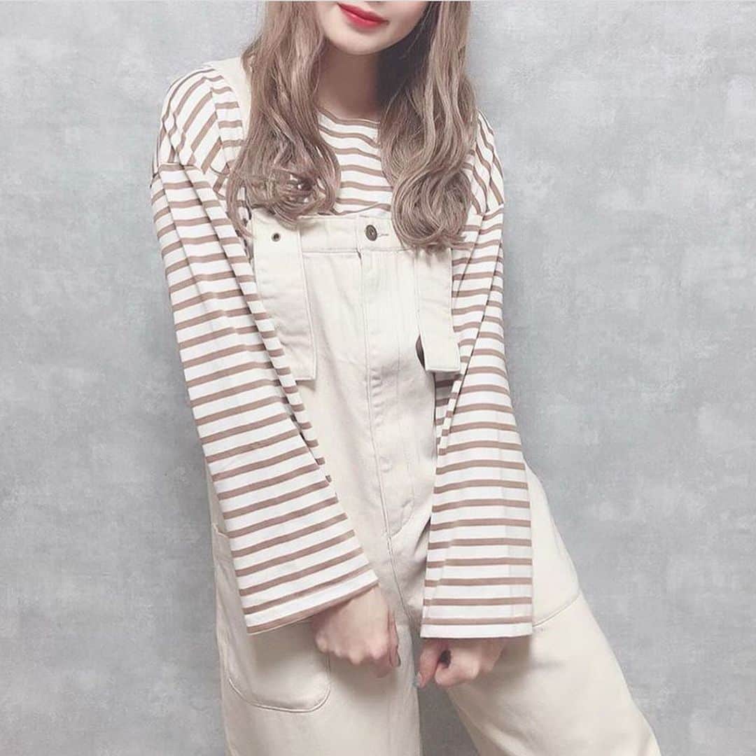 古着女子さんのインスタグラム写真 - (古着女子Instagram)「\ 春のオーバーオールの上手な着こなし🌷 /﻿ ﻿ 春に主役で着こなしたいオーバーオール！﻿ 今回はそんなオーバーオールの上手な着こなしをご紹介いたします﻿ ﻿ 🍏ボーダートップス×オーバーオール﻿ オーバーオールはボーダートップスと着こなすと一気に春っぽい雰囲気に🌿ホワイトのサロペットと着こなすとより抜け感のあるイメージに。﻿ ﻿ 🍏チャンピオンスウェット×オーバーオール﻿ オーバーオールはチャンピオンスウェットと合わせると大人っぽさUP◎リバースウェーブのチャンピオンスウェットは今年必見のアイテムです🍊﻿ ﻿ みんなも是非参考にしてみてね！﻿ ﻿ ﻿ ﻿ ﻿ 🏡古着女子がプロデュースする古着ショップを紹介🏡﻿ ・9090 ナインティナインティ @9090s_ 👖👟﻿ ・Spoon  スプーン  @spoon__store 🥄✨﻿ ・nemne ねんね @nemne_store 🌿🥛﻿ ﻿ ﻿ 🌼公式LINE@→@furuzyo で検索🌼﻿ LINE@だけのお知らせや古着の疑問にも答えます！﻿ ﻿ ﻿ 古着を素敵に着こなしてる女性の方をRepostでご紹介させていただきます🐒写真は全てご本人様に【掲載許諾】をとっております💓﻿ ﻿ ﻿ #古着女子 #大人古着 #古着mix #古着コーデ #古着 ﻿ #オーバーオール #ボーダートップス #サロペット #春コーデ #デニム #デニムコーデ #コーデュロイ #チャンピオンスウェット #マウンテンパーカー #ハードロック」3月9日 12時11分 - furuzyo