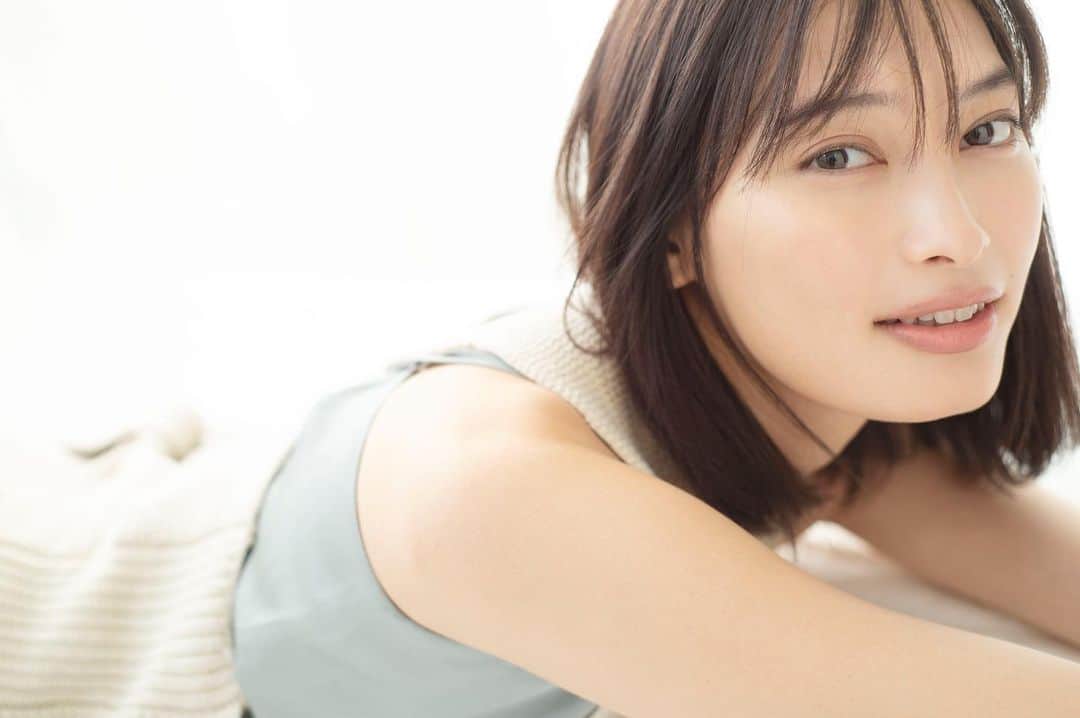 花盛友里のインスタグラム：「Shooting for @maquia.magazine  お肌が国宝級に綺麗だったー！」