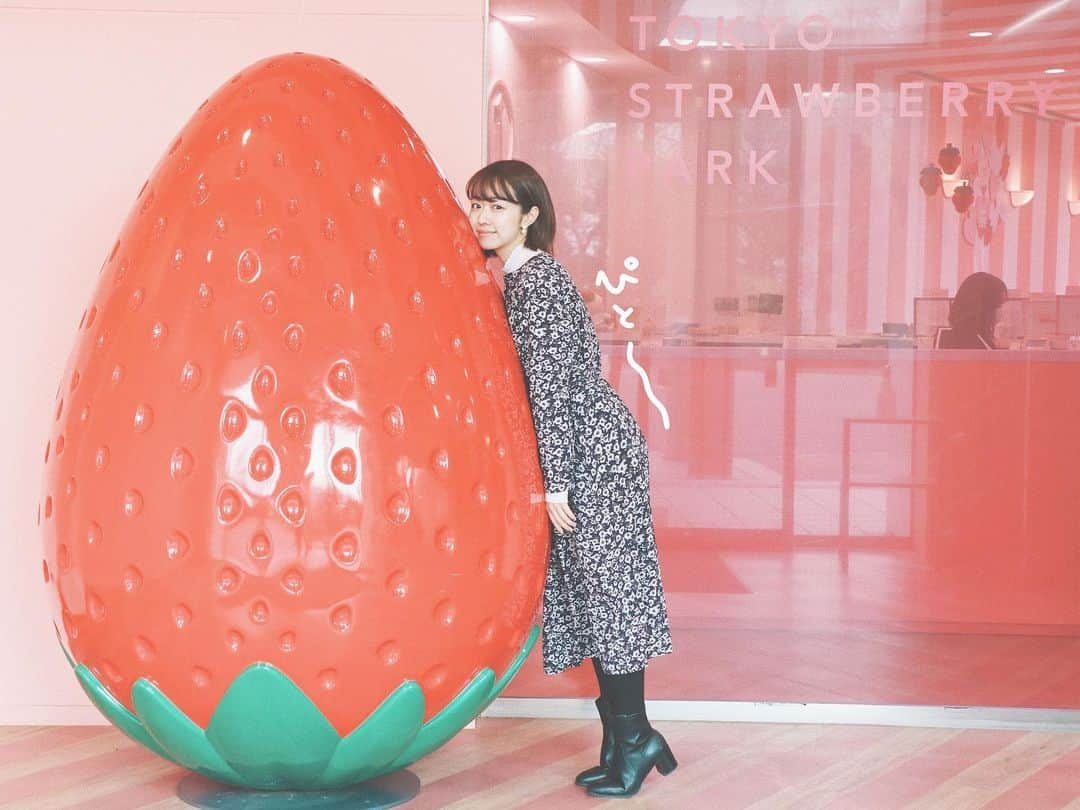 伊倉愛美さんのインスタグラム写真 - (伊倉愛美Instagram)「#tokyostrawberrypark 🍓 先日撮影のために行ったのだけど 現在コロナ対策にて閉館中〜😭 なので、撮った写真を見ながら 苺を味わうっていう、妄想苺狩りを して楽しんでる。😂😂😂 . #苺　#イチゴ　#いちご #苺狩り　#いちご狩り #苺スイーツ #苺好き #イチゴ好き　#スイーツ #ストロベリーパーク #東京ストロベリーパーク #portrait #photography #camera #japanesemodel #被写体モデル #被写体 #ssw #アーティスト #artist #japaneseartist #tokyo #tokyotokyo #tokyo2020 #팔로미 #도쿄 #좋아요 #粉我」3月9日 12時14分 - ikura_manami