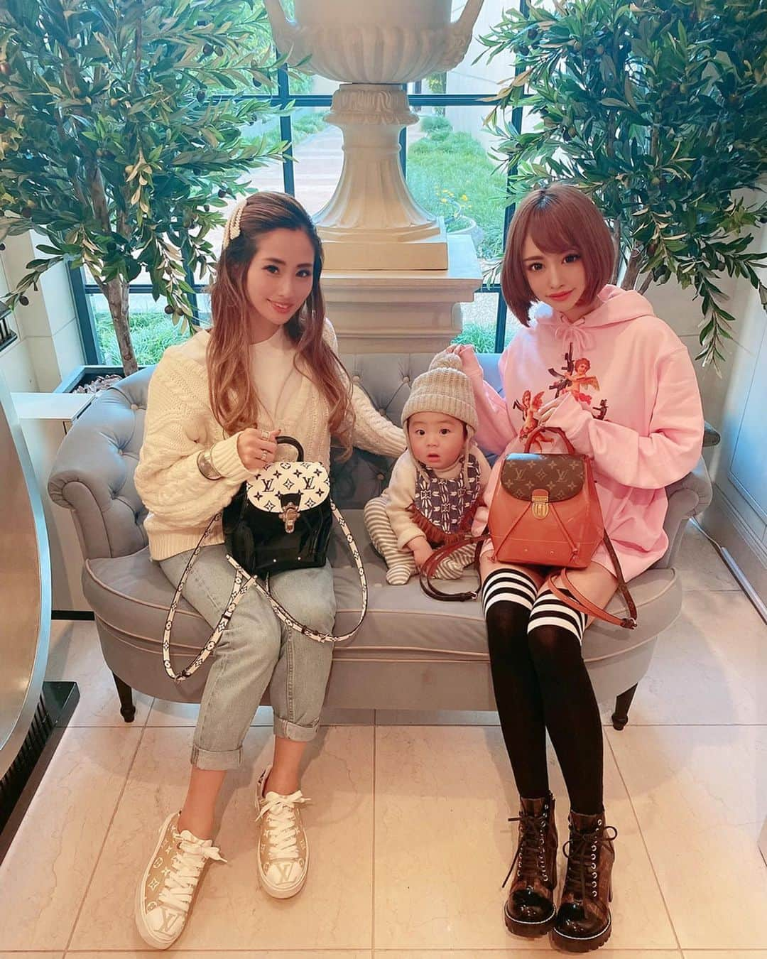 サキ吉さんのインスタグラム写真 - (サキ吉Instagram)「こみちゃんとけいてぃ👶と表参道デート🥰🙌 あっという間すぎて時間が足りなかった🥺❤️ いつもありがとう～💖 ． ヴィトンでリンクコーデしたよ💞 パーカーについてはまたアップするね✨ ． #ootd #表参道 #表参道カフェ  #ゼルコヴァ表参道  #louisvuitton  #ヴィトンコーデ #リンクコーデ」3月9日 12時23分 - sakikichi1201