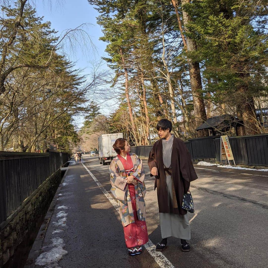 片桐優妃さんのインスタグラム写真 - (片桐優妃Instagram)「ふるさと納税で旅の体験ができるサービス#さといこ を利用して、今度は#秋田県 #仙北市 へ行ってきました🙆 . #角館 の外町資料館#たてつ家 さんで、好きなデザインの着物、帯、バッグを選んで着付けてもらったよ🌈短い髪の私の頭も着物に合うスタイルにしてくれて、、✨💆やっぱりプロはすごい、、！ #着物体験 は子供や男性もオッケーとのことで、今回は彼氏と一緒に👫 . #小京都 といわれる#角館町 の#武家屋敷通り を#着物 で歩けてとっても楽しかった👘秋田名物の稲庭うどんや地元のビール角舘ビールもおいしくて大満足です🍺 . さらに🙋‍♀️じつは仙北市はあの有名な乳頭温泉のある町🐣なので着物体験のあとはそちらの方まで足をのばしてみました♨️ 今年は暖冬だけどこの辺りはしっかり雪深くて#東北 ⛄️って感じがしました❤️ . ずっと気になってたこの地域にこれたのも#さといこ のおかげ🙏皆さんにもぜひ使ってみていただきたいサービスです😇 . #さといこアンバサダー  #ふるさと納税で日本中を旅しよう  #ふるさと納税  #体験特化型ふるさと納税サービス #週末は一生の思い出をふるさと納税で #ROOTs  #国内旅行」3月9日 12時41分 - yuki710