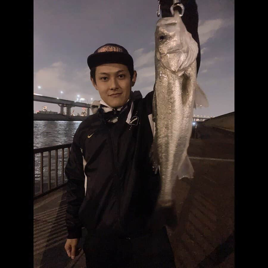 三木秀甫のインスタグラム：「少し前の事ですが、、、 念願の今年初シーバス🐟✨！！ . 初めて入るポイントだったので、色々と探りながらでしたが、1時間位したところで、"ゴツン"と当たりが！！ ルアーを丸呑みしてきました😋 今まで見た中で1番綺麗な魚体のシーバスでした🙆‍♂️ . . そして2匹目は、、なんと人生初！！しじみでした😳 、、、えっしじみってルアーに反応するの？？って疑ってしまう程、見事に針を挟んでました😅 なかなかいい引き、してきましたよ笑 . . ルアー #VJ16 ゴールドヘッド/ヒラメピンク . . #東京湾奥　#シーバス　#しじみ　#生態系の調査　#今年初　#荒川　#中川　#coreman」